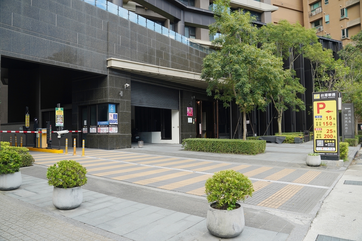 【羽葉麻辣火鍋三重火鍋吃到飽推薦】和牛海鮮 哈根達斯迷你杯/雪糕無限量供應 超大千坪停車場 - 第2張圖