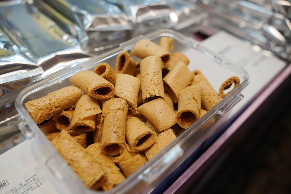 【何記桂花蛋捲創始店】苗栗南庄桂花巷蛋捲推薦 手工現做免費試吃 非凡電視緯來電視推薦 - 第5張圖