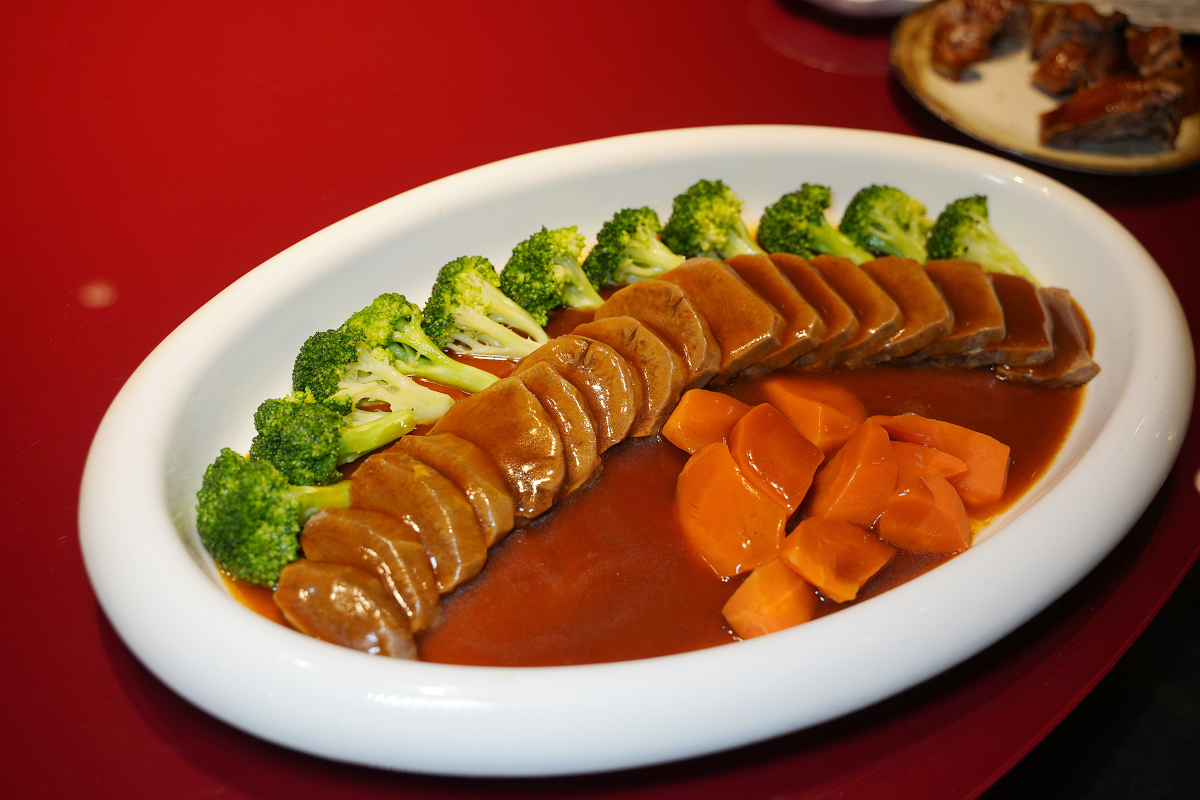 【麟聚粵式私房料理】台北米其林餐廳推薦 粵式私廚招牌玻璃脆皮小乳鴨必吃 台北小巨蛋美食餐廳