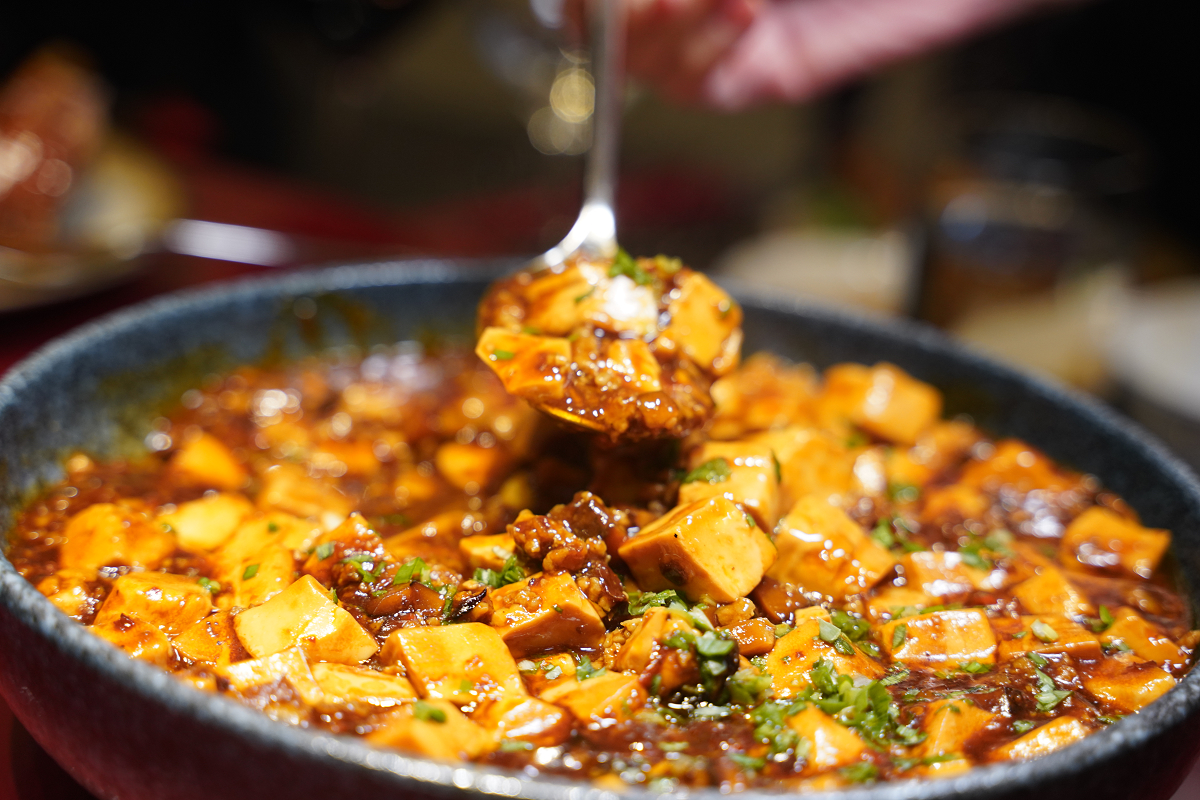 【麟聚粵式私房料理】台北米其林餐廳推薦 粵式私廚招牌玻璃脆皮小乳鴨必吃 台北小巨蛋美食餐廳