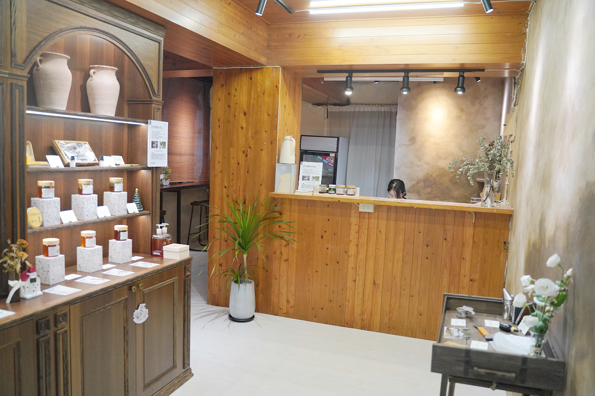 【滿誠蜂蜜純蜂蜜專賣店】1979來自雲林崙背養蜂園堅持自然養蜂培育法 蜂蜜甜點蜂蜜飲下午茶 - 第1張圖 【滿誠蜂蜜純蜂蜜專賣店】1979來自雲林崙背養蜂園堅持自然養蜂培育法 蜂蜜甜點蜂蜜飲下午茶