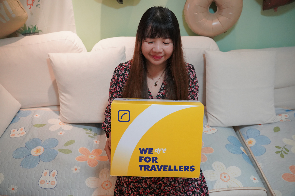 【Travel Blue 藍旅旅途有型禮盒】長途旅行坐飛機必備 記憶棉寧靜頸枕好入眠 親膚烤漆斜背包大容量防盜防潑水