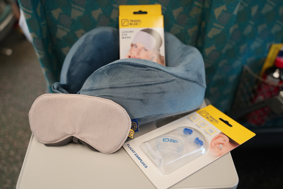 【Travel Blue 藍旅旅途有型禮盒】長途旅行坐飛機必備 記憶棉寧靜頸枕好入眠 親膚烤漆斜背包大容量防盜防潑水