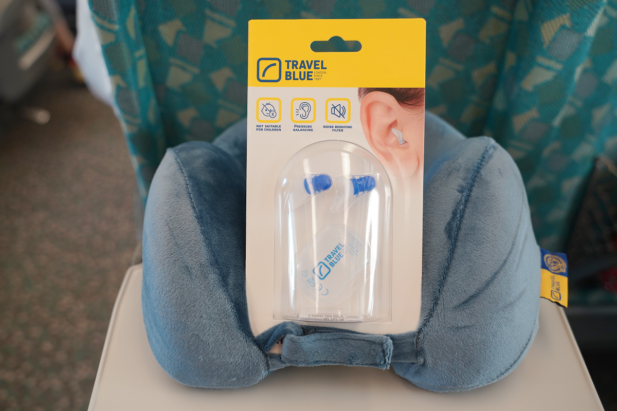 【Travel Blue 藍旅旅途有型禮盒】長途旅行坐飛機必備 記憶棉寧靜頸枕好入眠 親膚烤漆斜背包大容量防盜防潑水