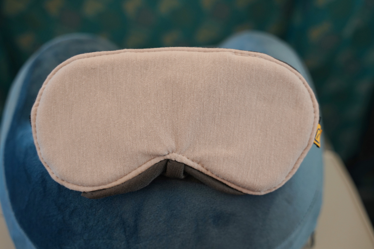 【Travel Blue 藍旅旅途有型禮盒】長途旅行坐飛機必備 記憶棉寧靜頸枕好入眠 親膚烤漆斜背包大容量防盜防潑水