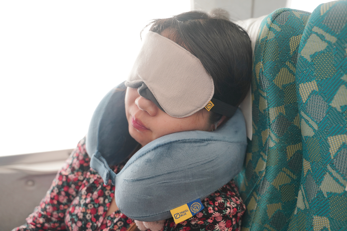 【Travel Blue 藍旅旅途有型禮盒】長途旅行坐飛機必備 記憶棉寧靜頸枕好入眠 親膚烤漆斜背包大容量防盜防潑水