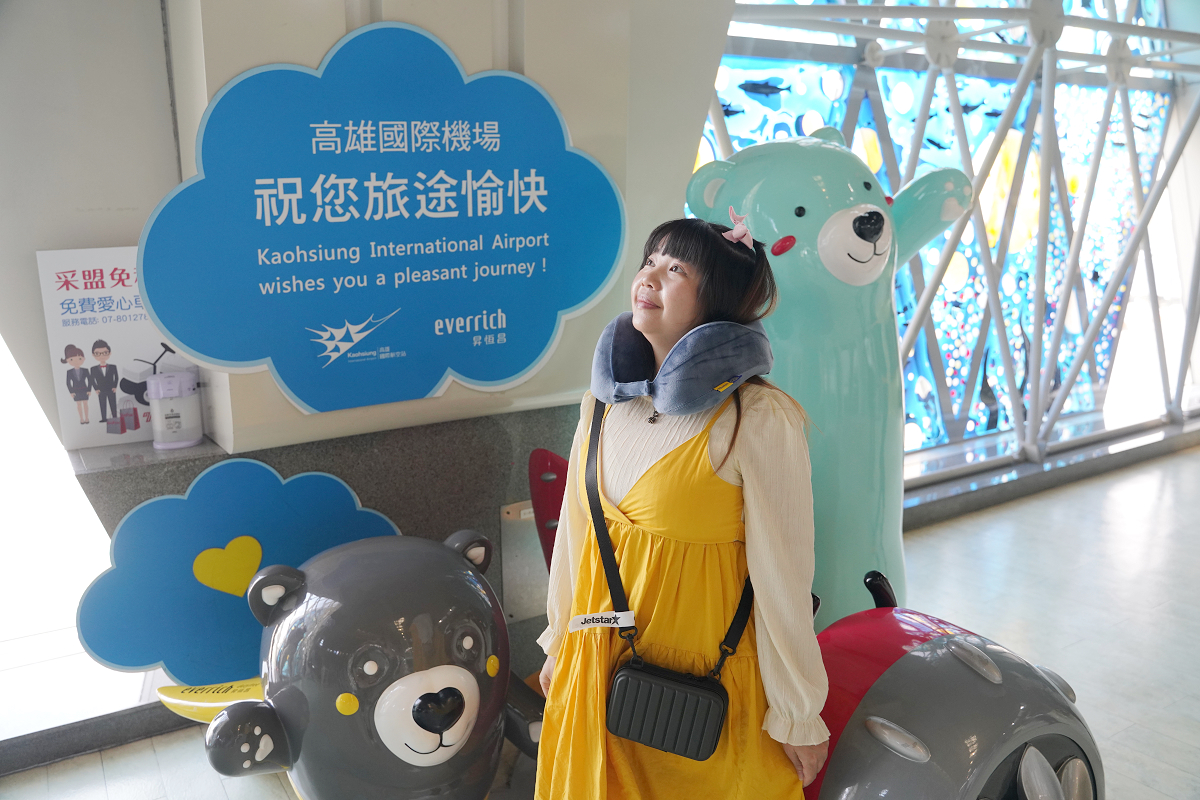 【Travel Blue 藍旅旅途有型禮盒】長途旅行坐飛機必備 記憶棉寧靜頸枕好入眠 親膚烤漆斜背包大容量防盜防潑水