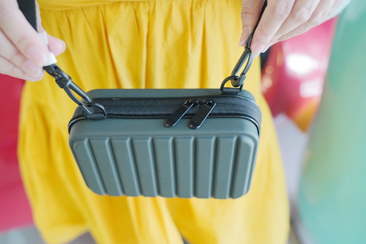 【Travel Blue 藍旅旅途有型禮盒】長途旅行坐飛機必備 記憶棉寧靜頸枕好入眠 親膚烤漆斜背包大容量防盜防潑水