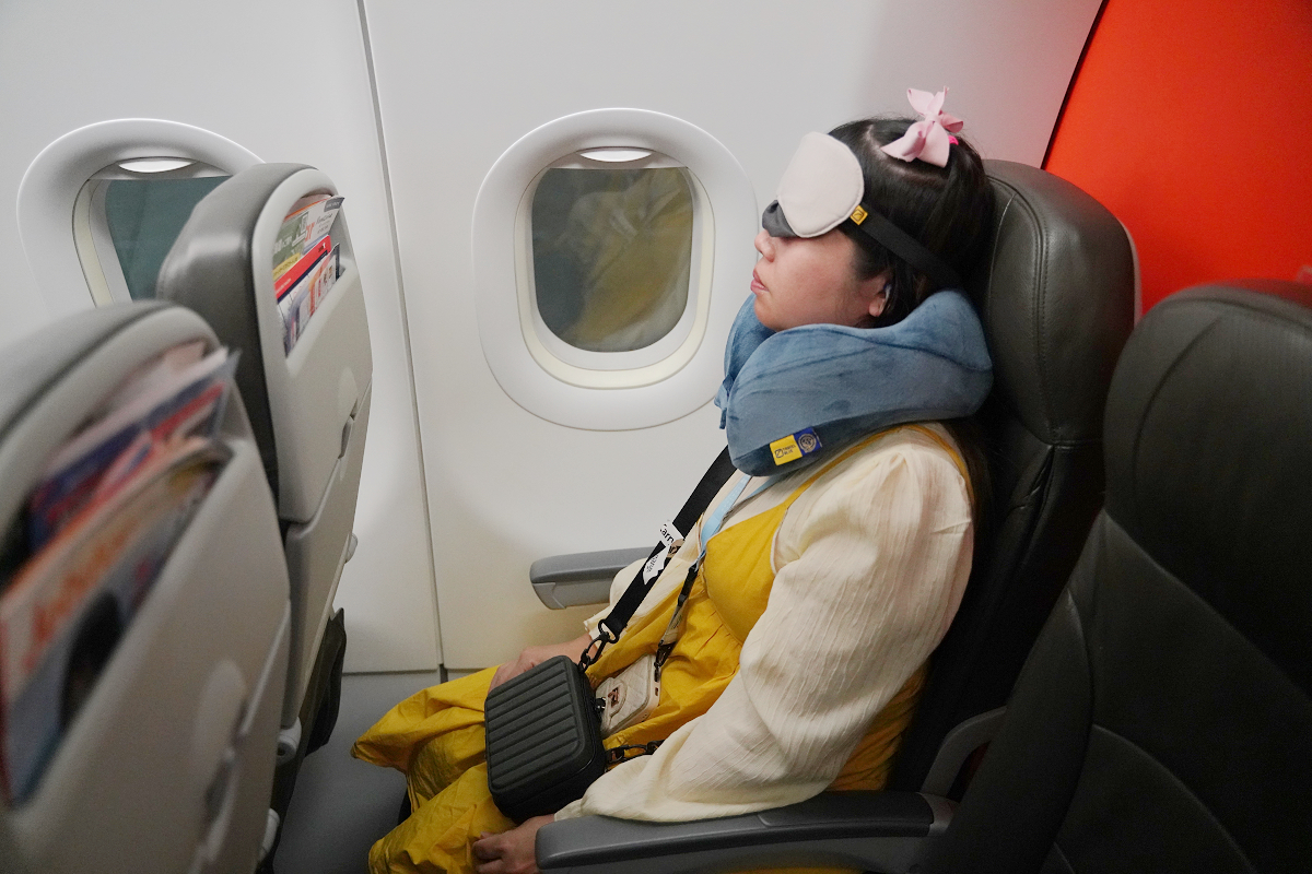 【Travel Blue 藍旅旅途有型禮盒】長途旅行坐飛機必備 記憶棉寧靜頸枕好入眠 親膚烤漆斜背包大容量防盜防潑水