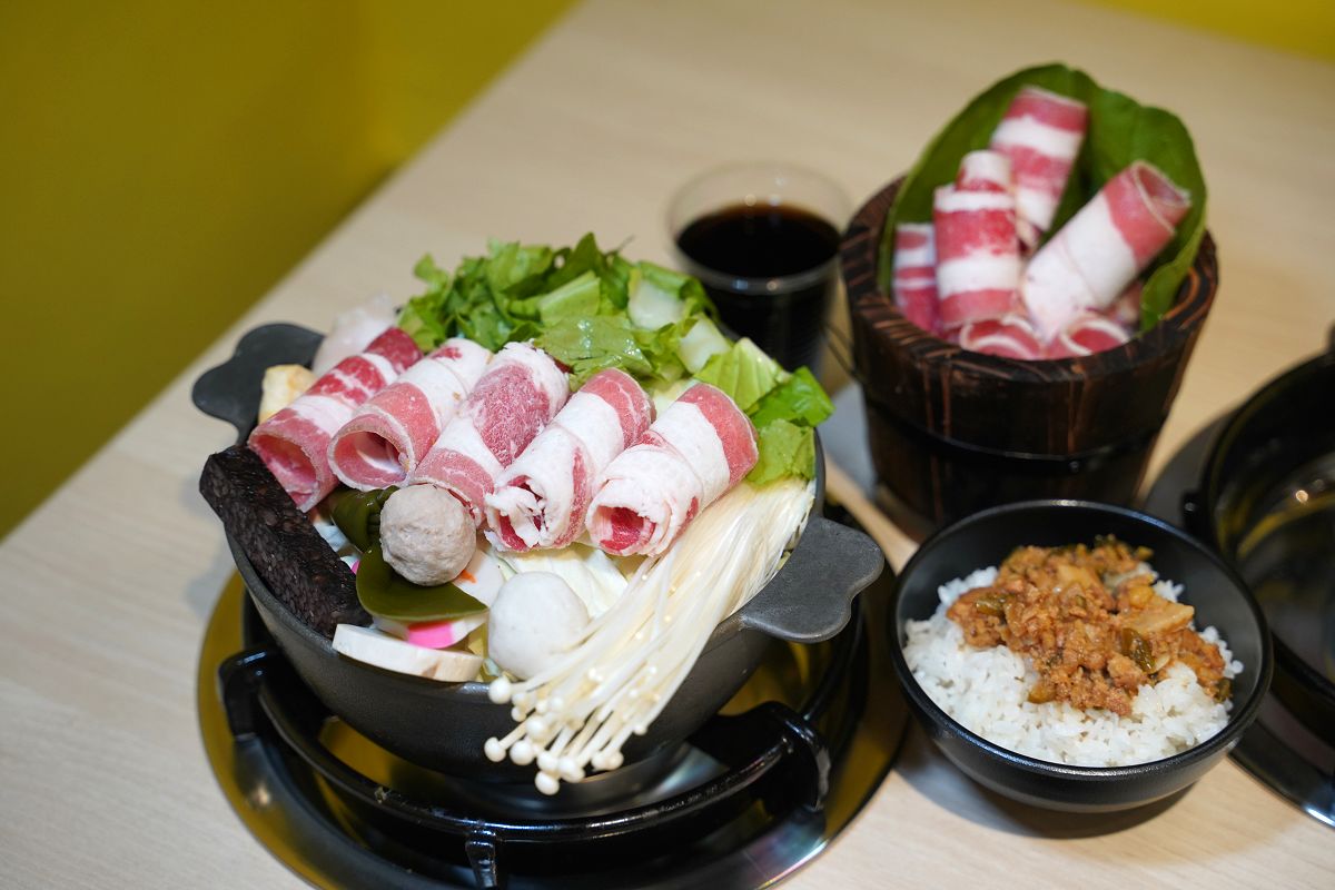 【喫夥鍋時尚百元小火鍋中壢中原店】中原大學小火鍋推薦 豐富自助吧吃到飽 桶裝小型海陸鍋份量足