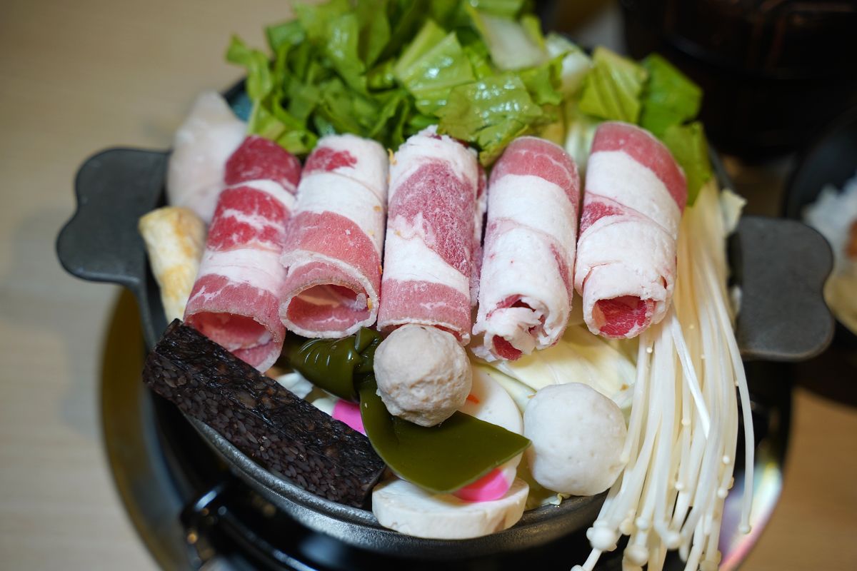 【喫夥鍋時尚百元小火鍋中壢中原店】中原大學小火鍋推薦 豐富自助吧吃到飽 桶裝小型海陸鍋份量足