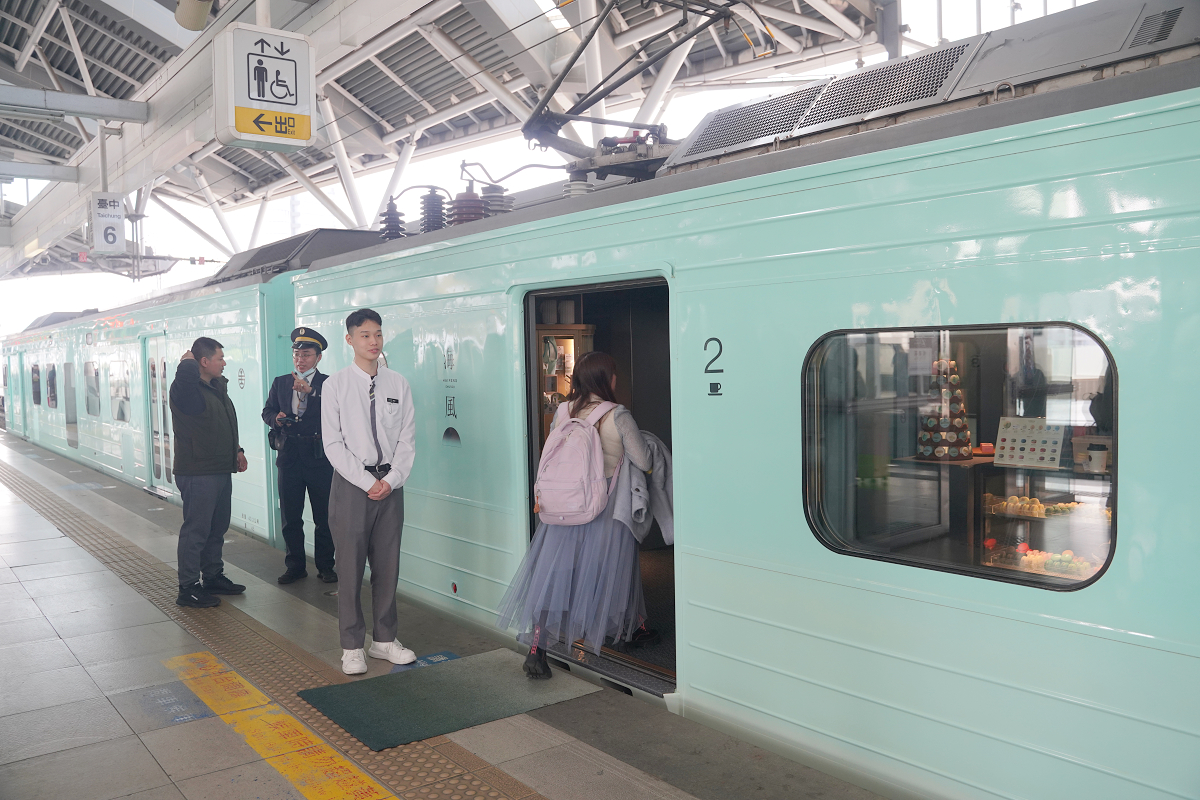 【海風號甜點列車開箱】透明珠寶餐盒夢幻登場 台中出發季節限定芋頭金沙馬卡龍 療癒系車廂超好拍