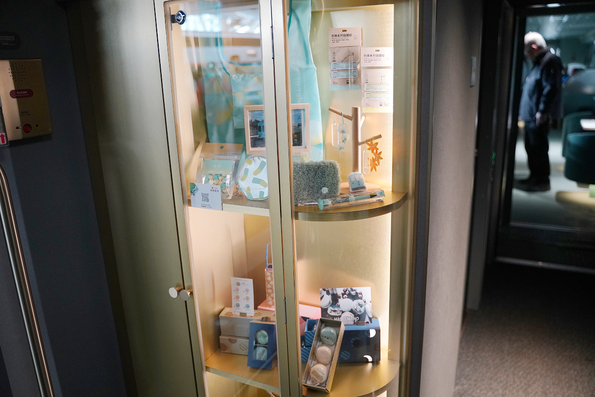 【海風號甜點列車開箱】透明珠寶餐盒夢幻登場 台中出發季節限定芋頭金沙馬卡龍 療癒系車廂超好拍