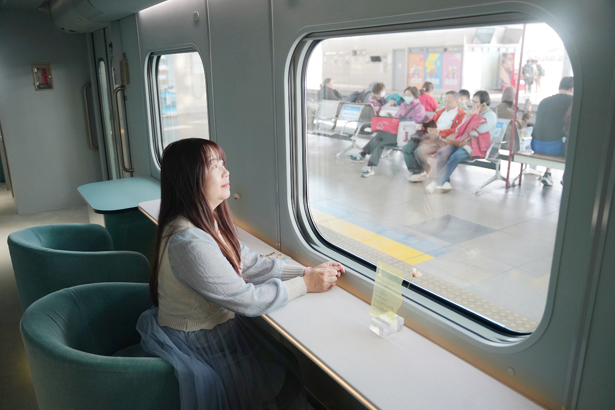 【海風號甜點列車開箱】透明珠寶餐盒夢幻登場 台中出發季節限定芋頭金沙馬卡龍 療癒系車廂超好拍