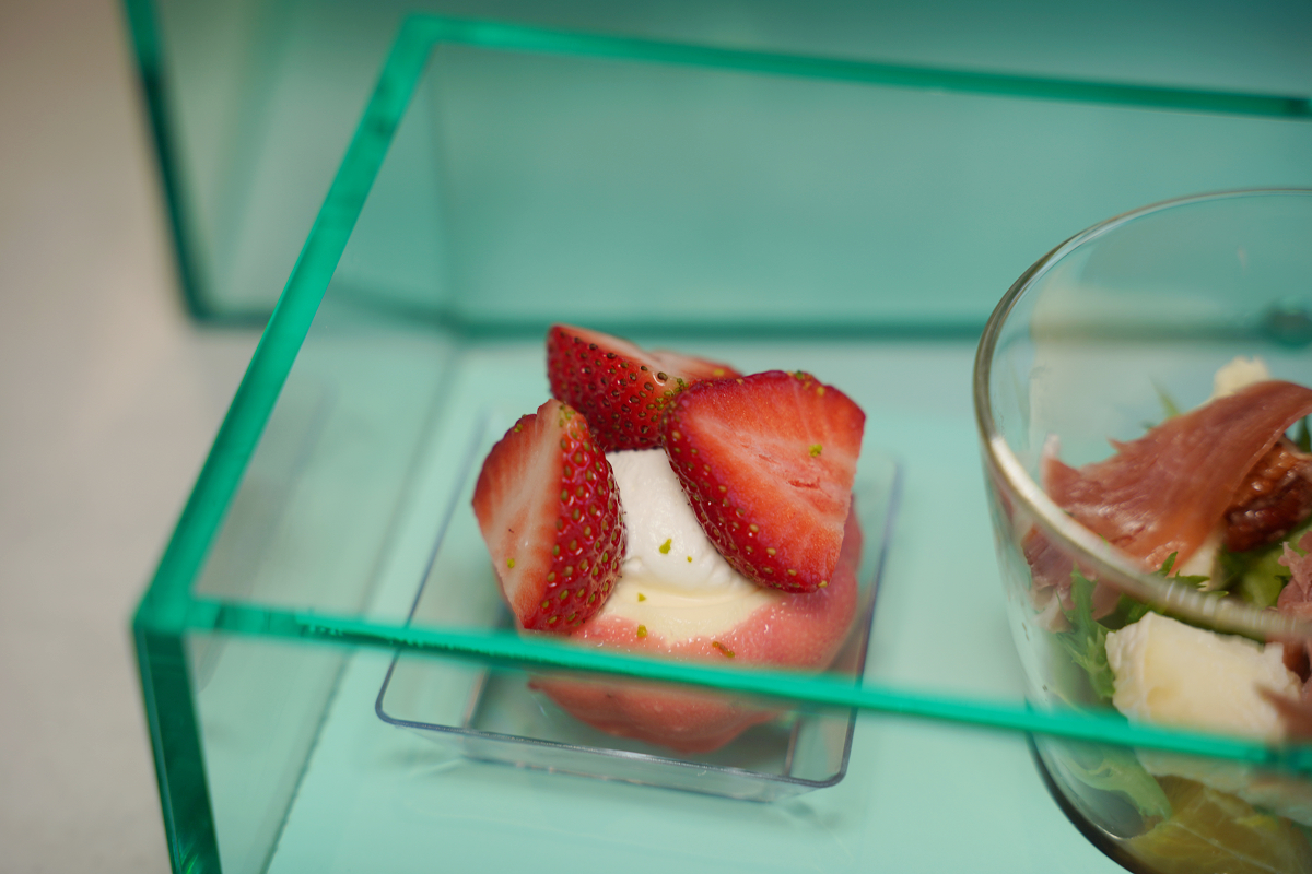 【海風號甜點列車開箱】透明珠寶餐盒夢幻登場 台中出發季節限定芋頭金沙馬卡龍 療癒系車廂超好拍