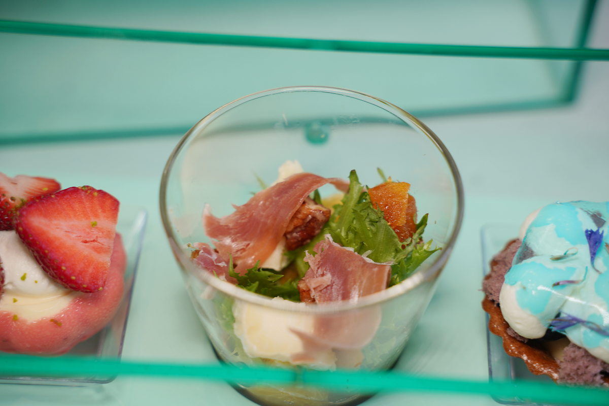 【海風號甜點列車開箱】透明珠寶餐盒夢幻登場 台中出發季節限定芋頭金沙馬卡龍 療癒系車廂超好拍