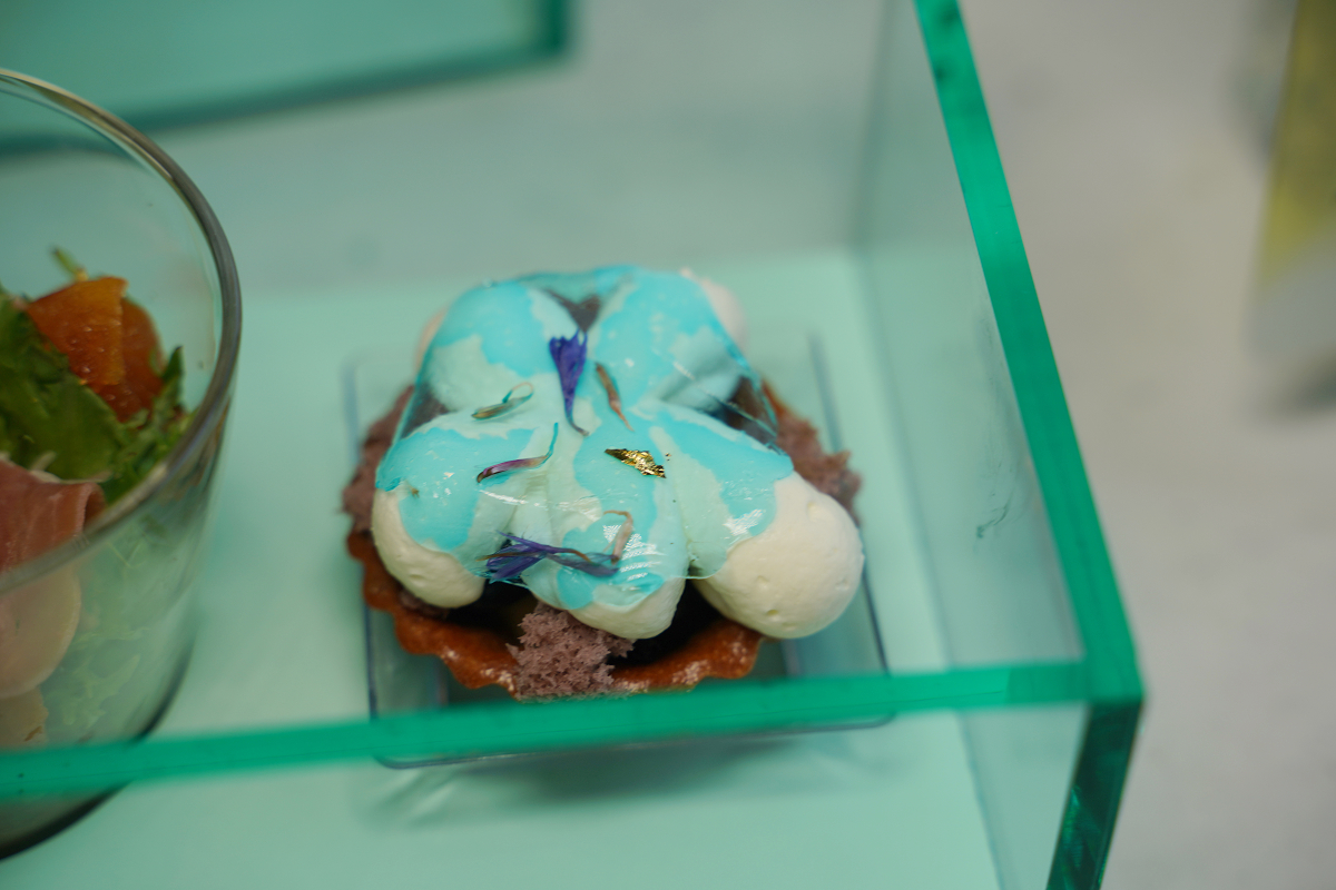 【海風號甜點列車開箱】透明珠寶餐盒夢幻登場 台中出發季節限定芋頭金沙馬卡龍 療癒系車廂超好拍