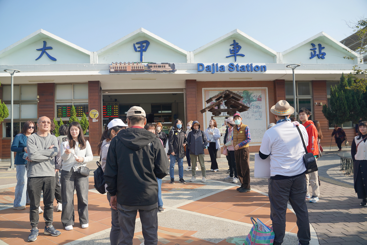 【海風號甜點列車開箱】透明珠寶餐盒夢幻登場 台中出發季節限定芋頭金沙馬卡龍 療癒系車廂超好拍