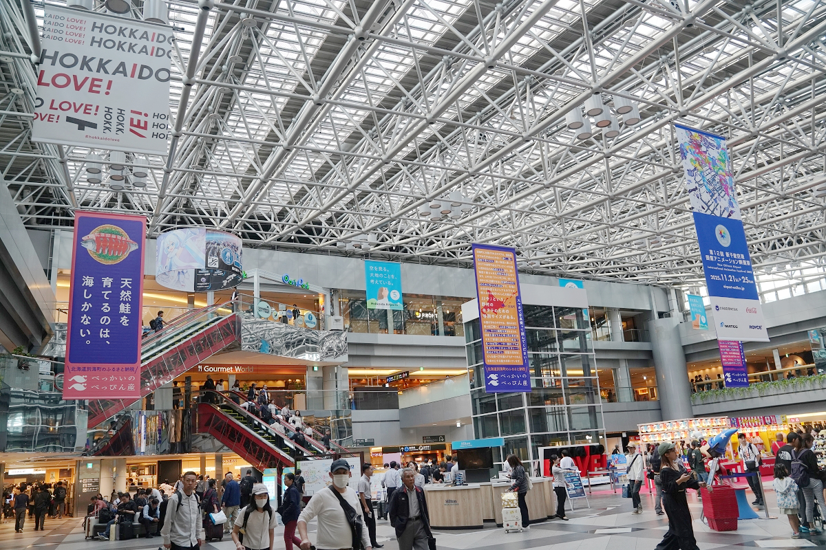 【北海道新千歲機場國內線航廈】超好逛四層樓商店街 餐廳/戲院/空港溫泉/鋼彈模型/初音未來 - 第2張圖 【北海道新千歲機場國內線航廈】超好逛四層樓商店街 餐廳/戲院/空港溫泉/鋼彈模型/初音未來