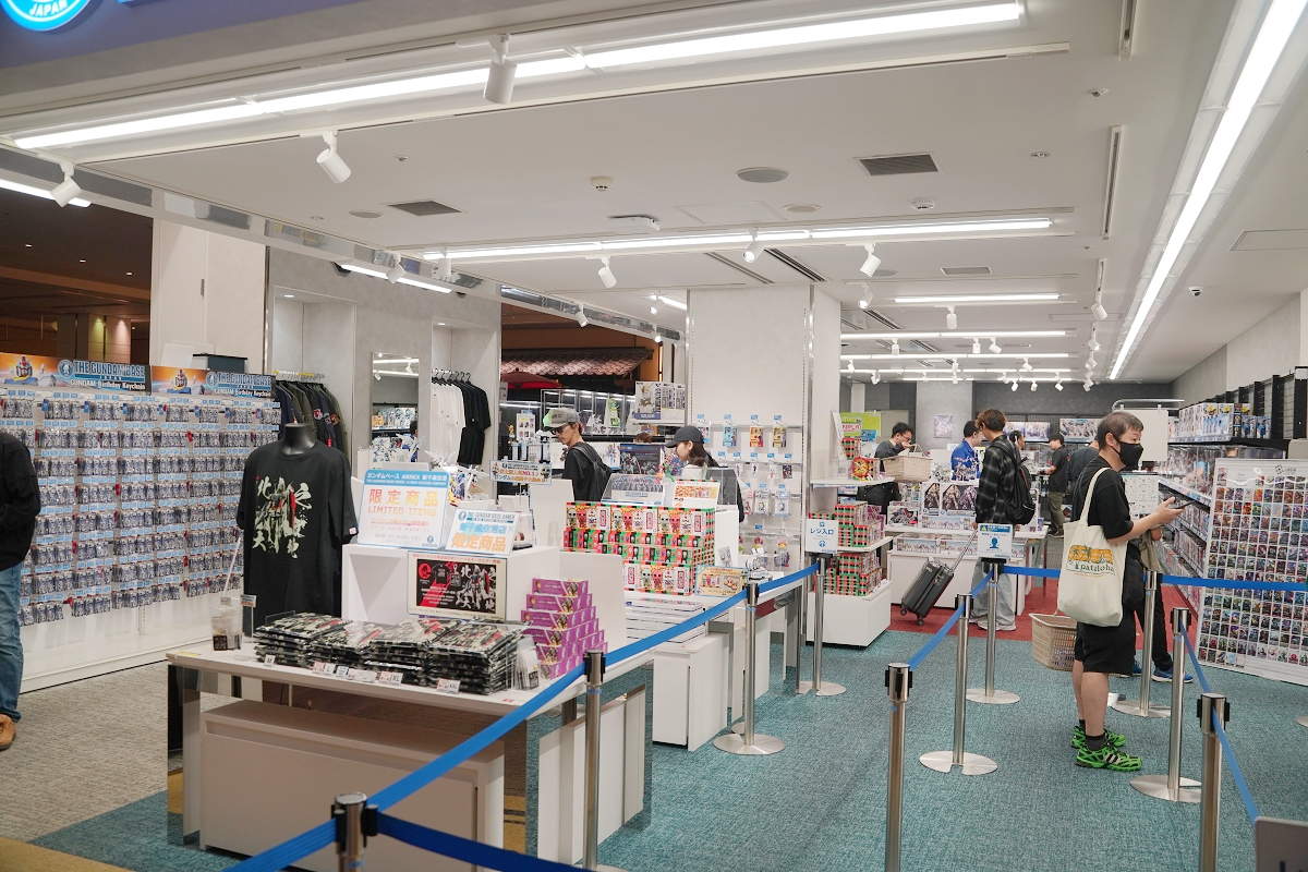 【北海道新千歲機場國內線航廈】超好逛四層樓商店街 餐廳/戲院/空港溫泉/鋼彈模型/初音未來