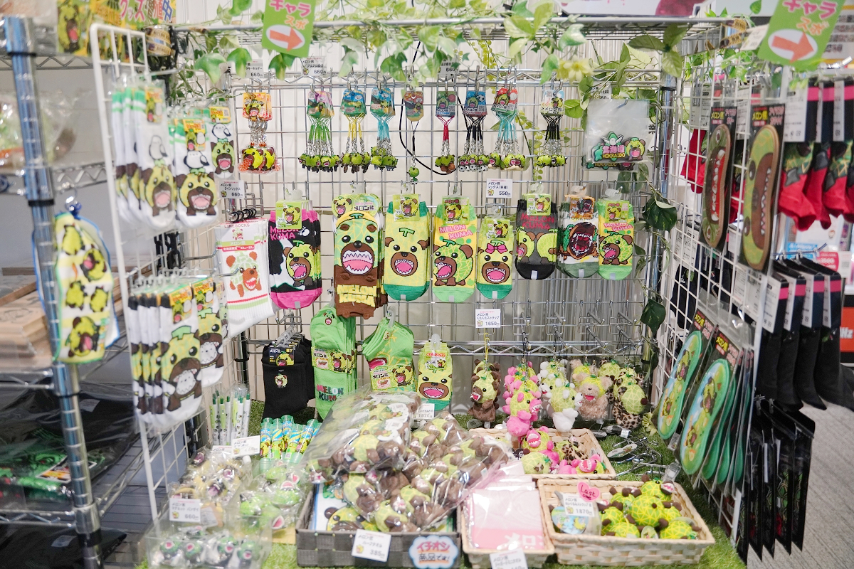 【北海道新千歲機場國內線航廈】超好逛四層樓商店街 餐廳/戲院/空港溫泉/鋼彈模型/初音未來