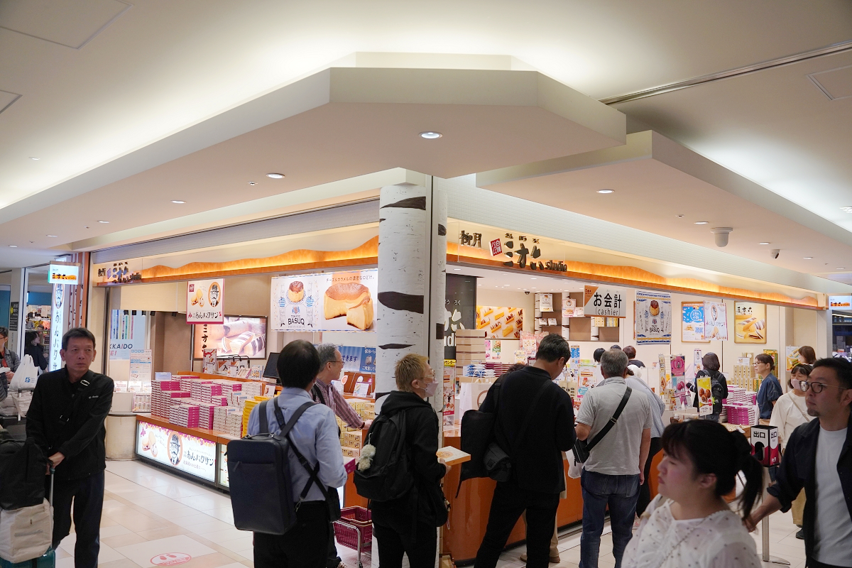 【北海道新千歲機場國內線航廈】超好逛四層樓商店街 餐廳/戲院/空港溫泉/鋼彈模型/初音未來
