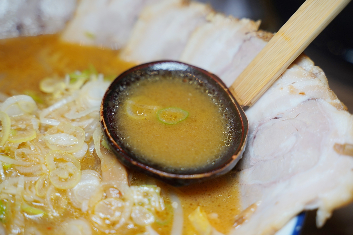 【札幌拉麵大心】新千歲機場國際線管制區內 北海道市場食堂街美食推薦 創立於1985年 - 第7張圖 【札幌拉麵大心】新千歲機場國際線管制區內 北海道市場食堂街美食推薦 創立於1985年