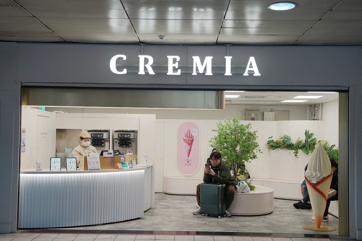 【CREMIA北海道冰淇淋之神西門店】台北西門町霜淇淋推薦 濃郁奶香+白色戀人脆餅