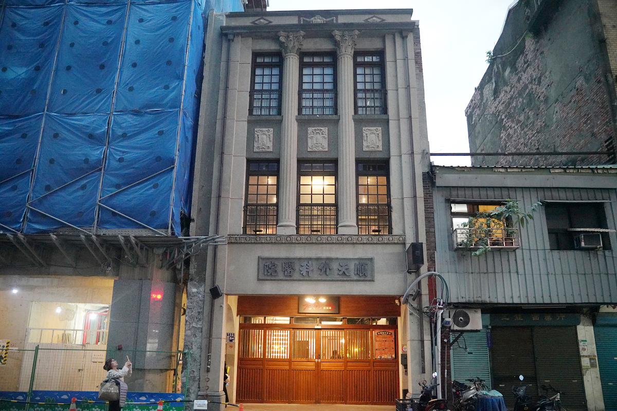 【老撈麻辣火鍋-順天外科醫院】大稻埕美食餐廳推薦 百年歷史日式老宅空間 沒預訂吃不到雞煲蟹鍋 - 第1張圖 【老撈麻辣火鍋-順天外科醫院】大稻埕美食餐廳推薦 百年歷史日式老宅空間 沒預訂吃不到雞煲蟹鍋