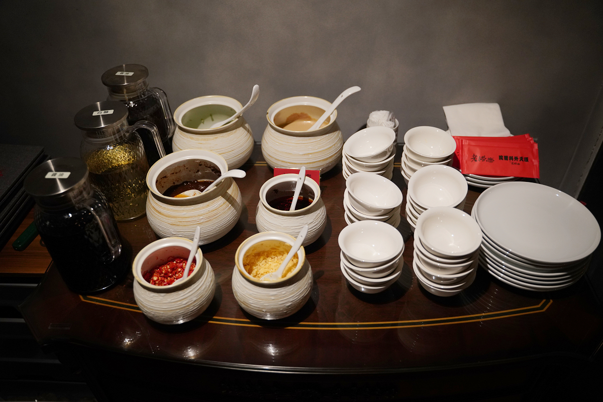 【老撈麻辣火鍋-順天外科醫院】大稻埕美食餐廳推薦 百年歷史日式老宅空間 沒預訂吃不到雞煲蟹鍋 - 第4張圖 【老撈麻辣火鍋-順天外科醫院】大稻埕美食餐廳推薦 百年歷史日式老宅空間 沒預訂吃不到雞煲蟹鍋