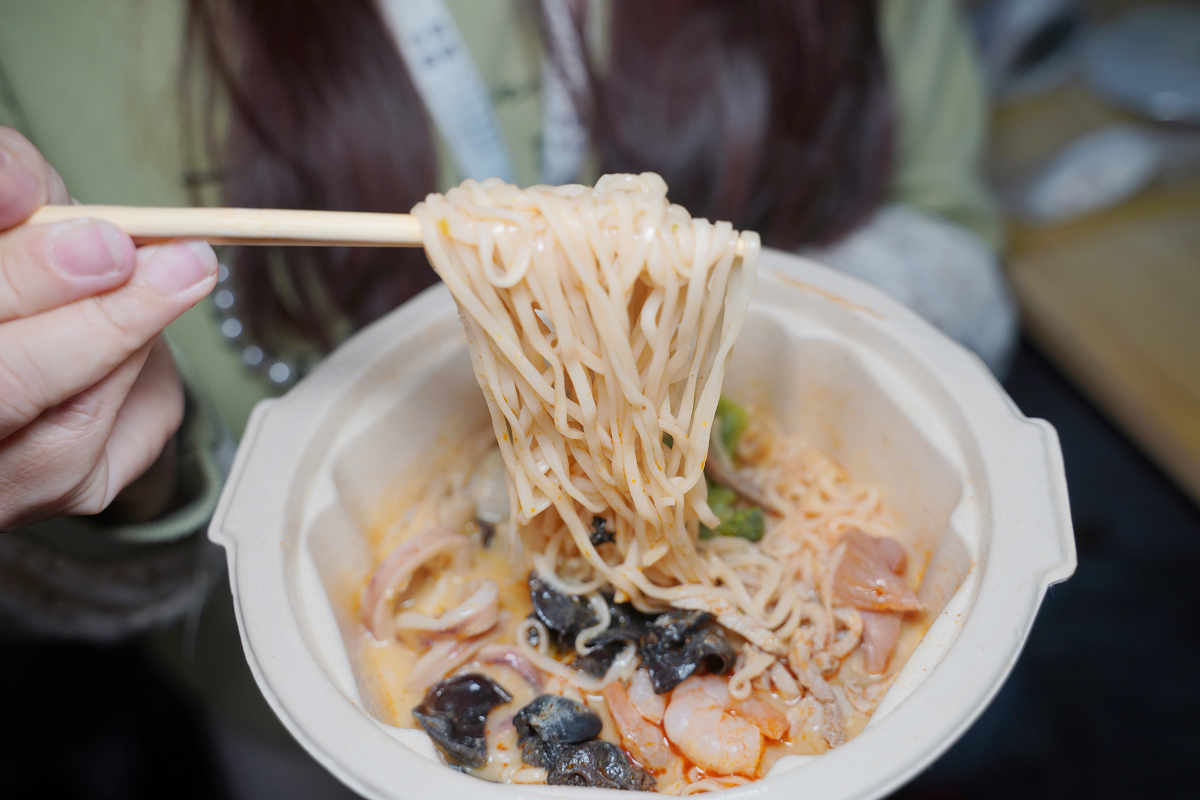 【Yo-Kai Express無人拉麵機開箱】泰國國民MAMA泡麵90秒現煮 24小時無人商店商機無限