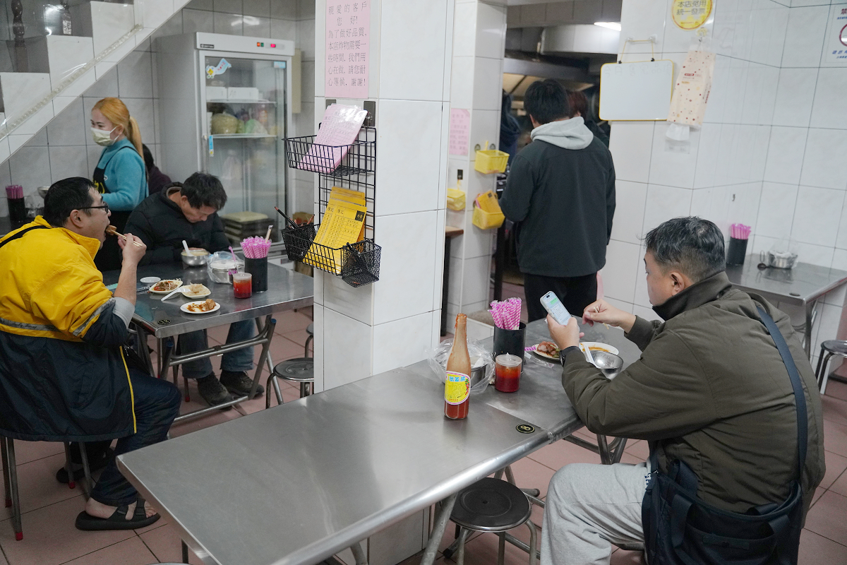 【陳記香菇肉粥 肉燥米粉湯】中和積穗夜市美食小吃宵夜推薦 濃郁湯頭可續湯 必點炸燒肉/切豬肺