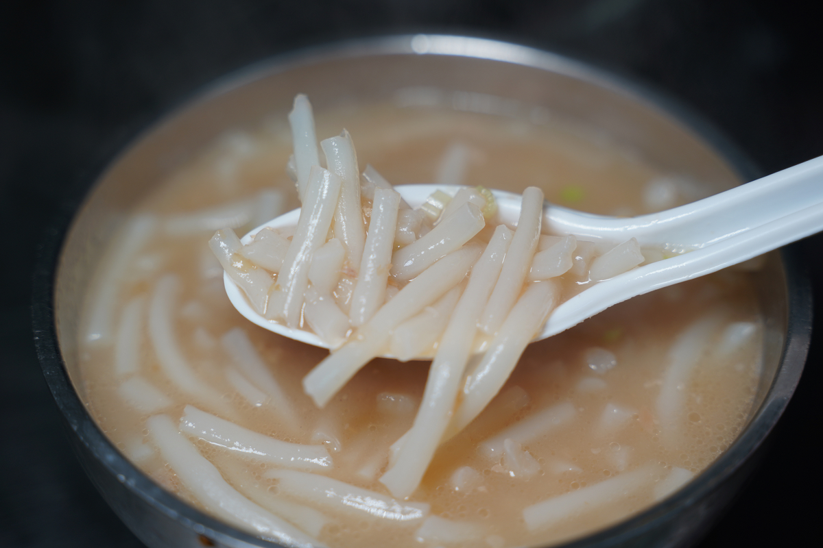 【陳記香菇肉粥 肉燥米粉湯】中和積穗夜市美食小吃宵夜推薦 濃郁湯頭可續湯 必點炸燒肉/切豬肺