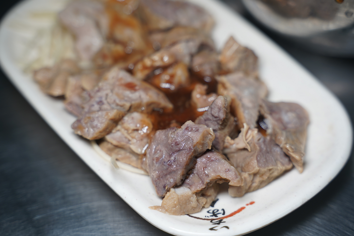 【陳記香菇肉粥 肉燥米粉湯】中和積穗夜市美食小吃宵夜推薦 濃郁湯頭可續湯 必點炸燒肉/切豬肺