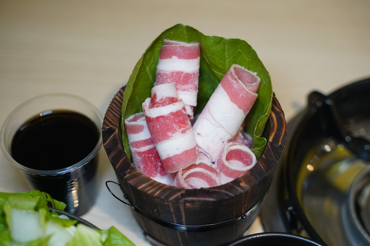 【喫夥鍋時尚百元小火鍋中壢中原店】中原大學小火鍋推薦 豐富自助吧吃到飽 桶裝小型海陸鍋份量足