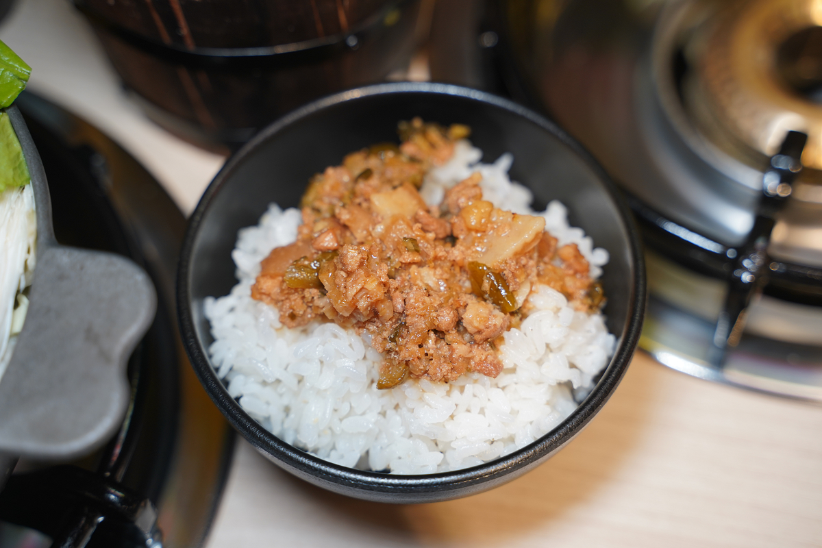 【喫夥鍋時尚百元小火鍋中壢中原店】中原大學小火鍋推薦 豐富自助吧吃到飽 桶裝小型海陸鍋份量足