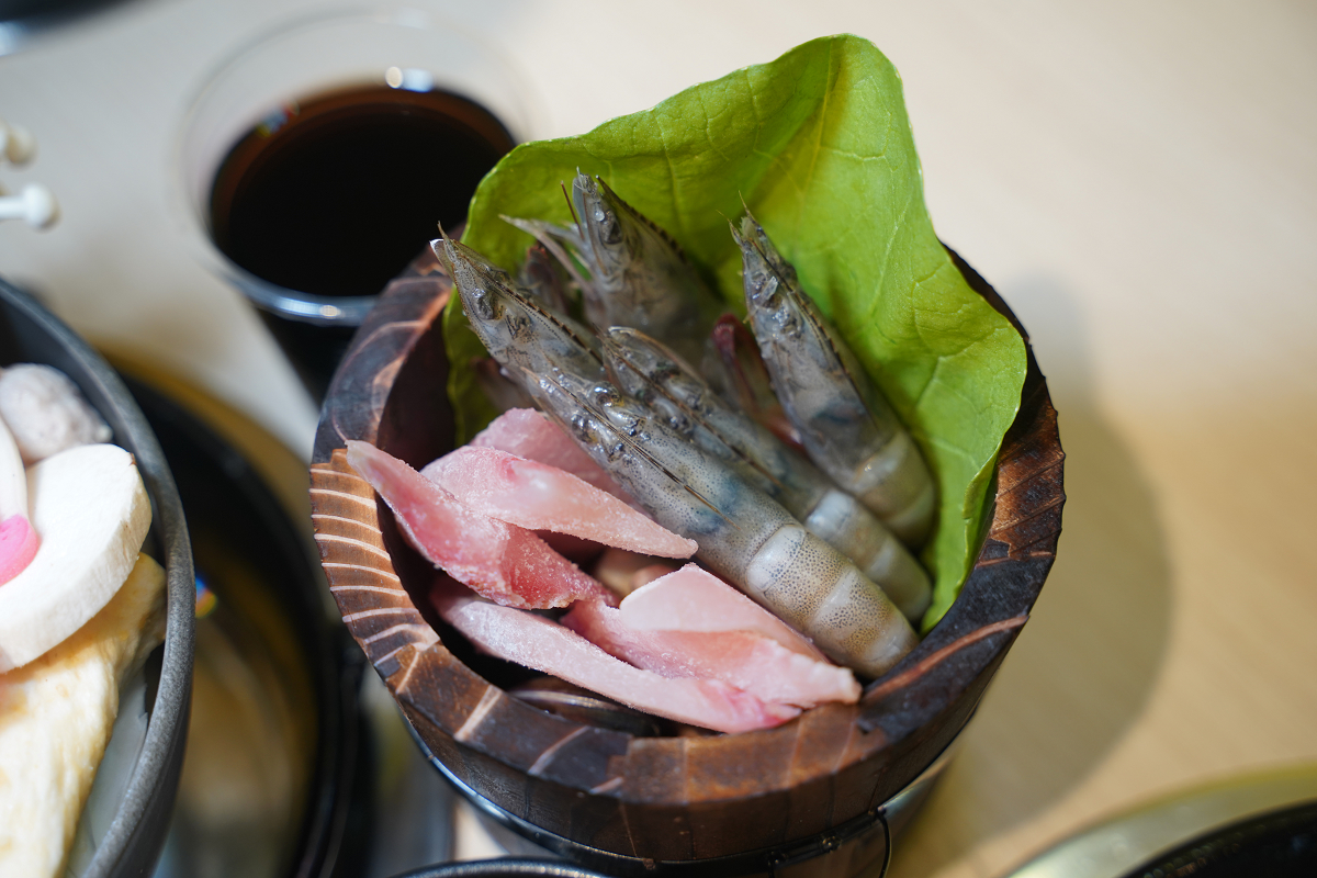 【喫夥鍋時尚百元小火鍋中壢中原店】中原大學小火鍋推薦 豐富自助吧吃到飽 桶裝小型海陸鍋份量足