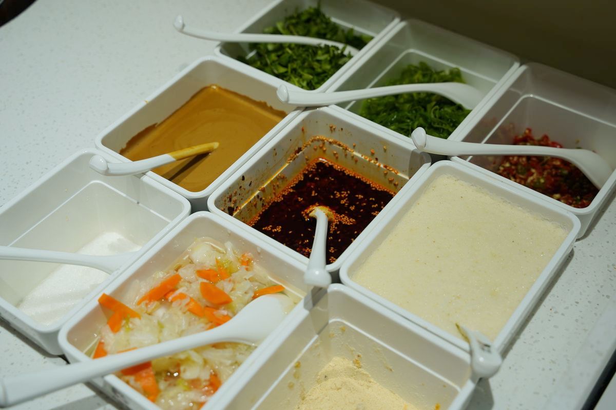 【小谷姐姐】台灣首家麻辣拌×麻辣燙×鐵板香鍋三合一 客製化麻辣料理自由選麻辣度與配料