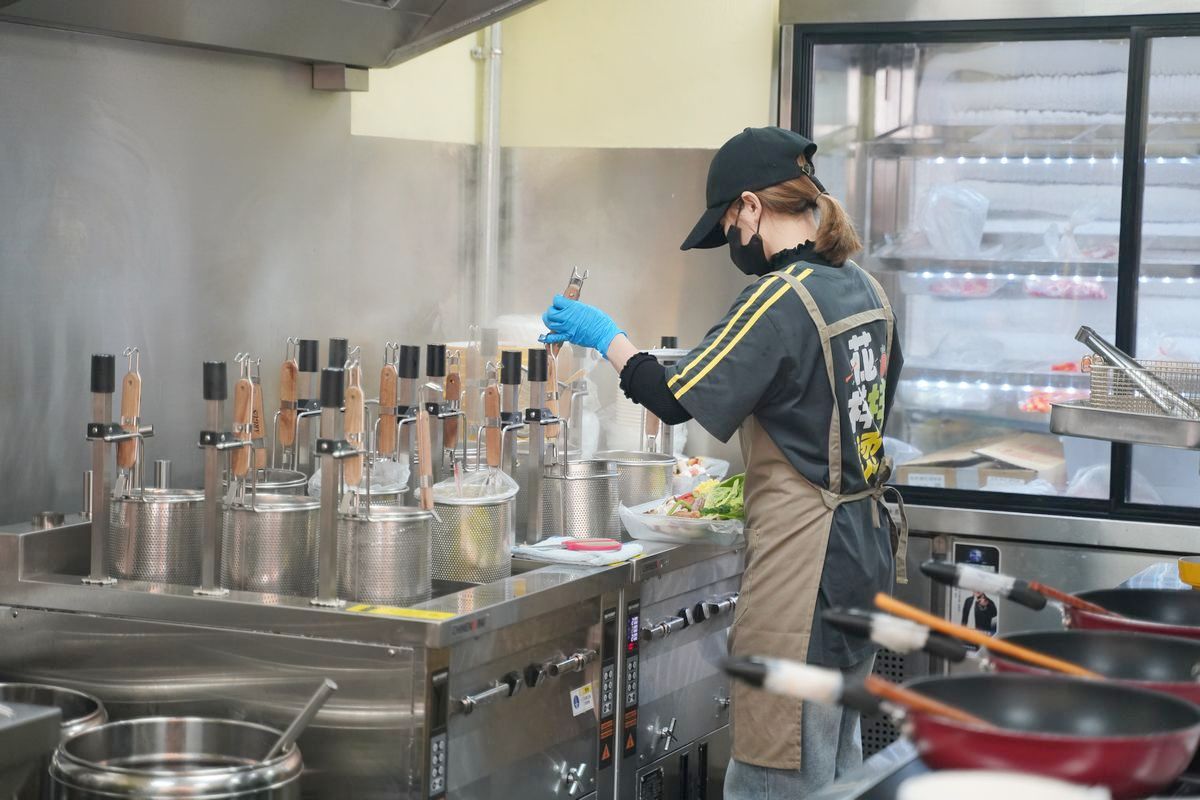 【小谷姐姐】台灣首家麻辣拌×麻辣燙×鐵板香鍋三合一 客製化麻辣料理自由選麻辣度與配料